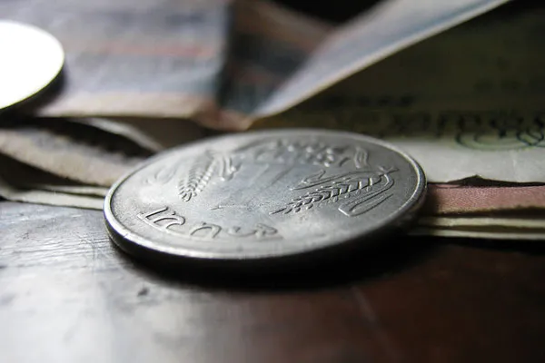 Indie | W 1962 roku wydana została okrągła moneta o nominale: 1 rupia, z motywem dwóch kłosów pszenicy Indie | W 1962 roku wydana została okrągła moneta o nominale: 1 rupia, z motywem dwóch kłosów pszenicy