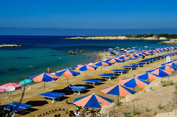 Cypr | Jeden dzień spędź z dzieckiem na plaży zbierając muszle, budując zamki i kąpiąc się w morzu Cypr | Jeden dzień spędź z dzieckiem na plaży zbierając muszle, budując zamki i kąpiąc się w morzu