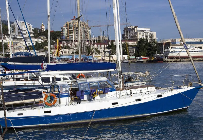 Jachty u wybrzeży Jałty Jachty u wybrzeży Jałty