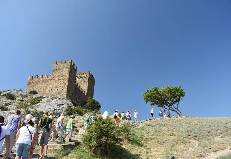 Ukraina – Sudak | W Sudaku słońce świeci przez około 2550 godzin w roku Turyści przy twierdzy w Sudaku