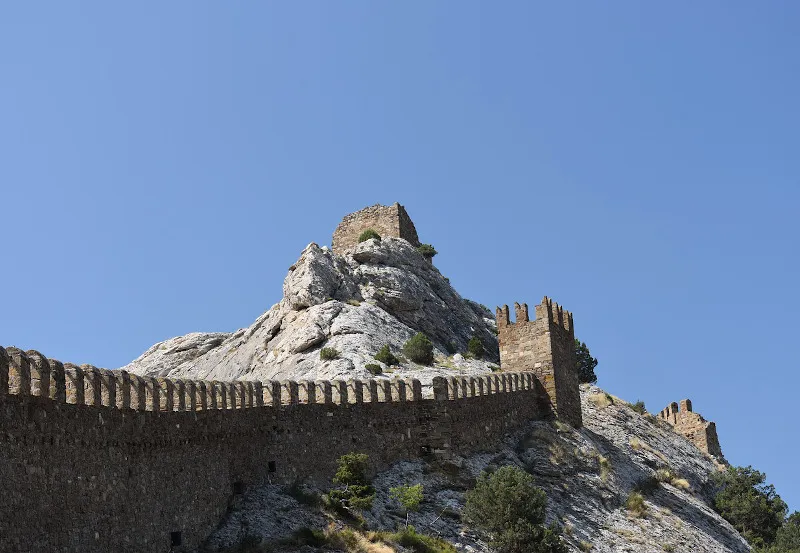 Ukraina – Sudak | Średnia temperatura morskiej wody wynosi tu, od czerwca do sierpnia, 18-22°C Twierdza w Sudaku na Ukrainie