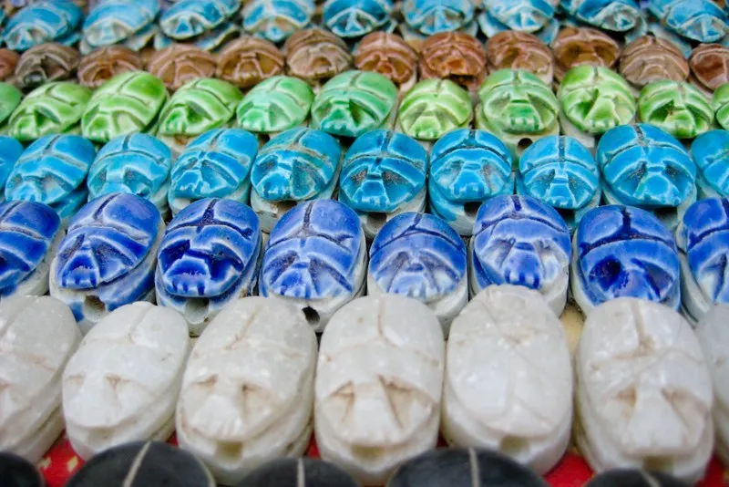 Egipt | Skarabeusze na targu w Asuanie Egipt | Skarabeusze na targu w Asuanie