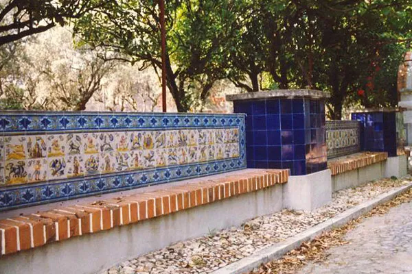 Portugalia |  Kolorowe płytki ceramiczne azulejos to charakterystyczny element portugalskich ulic