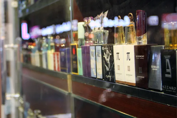 Dubaj | Perfumy kupić można zarówno na targu jak i w sklepach Dubaj | Perfumy kupić można zarówno na targu jak i w sklepach