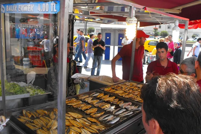 Turcja | Balık ekmek, czyli grillowana ryba w chlebie z pomidorami i cebulą