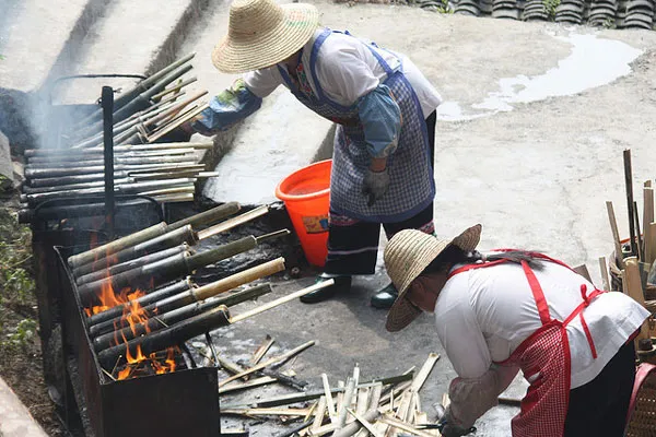 Chiny | Bamboo rice, czyli ryżowa masa w bambusowej tubie Chiny | Bamboo rice, czyli ryżowa masa w bambusowej tubie