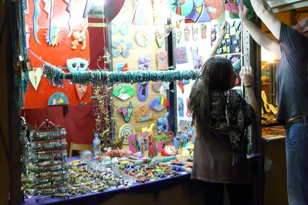 Barcelona | Sklepiki z pamiątkami na La Rambli otwarte są do późnych godzin wieczornych Barcelona | Sklepiki z pamiątkami na La Rambli otwarte są do późnych godzin wieczornych