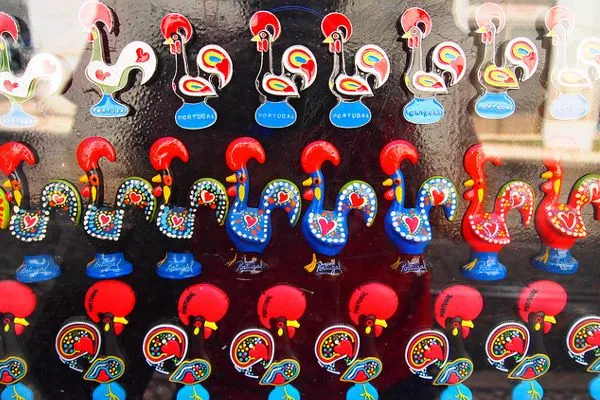 Portugalia | Wielobarwne koguciki mieszkają na każdej portugalskiej ulicy Portugalia | Wielobarwne koguciki mieszkają na każdej portugalskiej ulicy