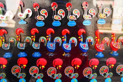 Kolorowe koguciki z Barcelos