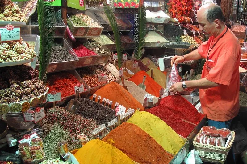 Egipt | Na dużym bazarze można kupić rozmaite produkty – od tkanin po słodycze