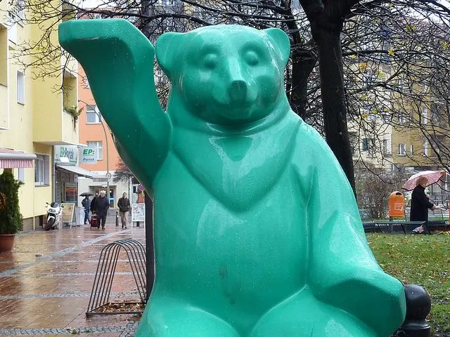 Berlin | Jeden ze słynnych berlińskich misiów – symbol miasta – w strugach deszczu Berlin | Jeden ze słynnych berlińskich misiów – symbol miasta – w strugach deszczu