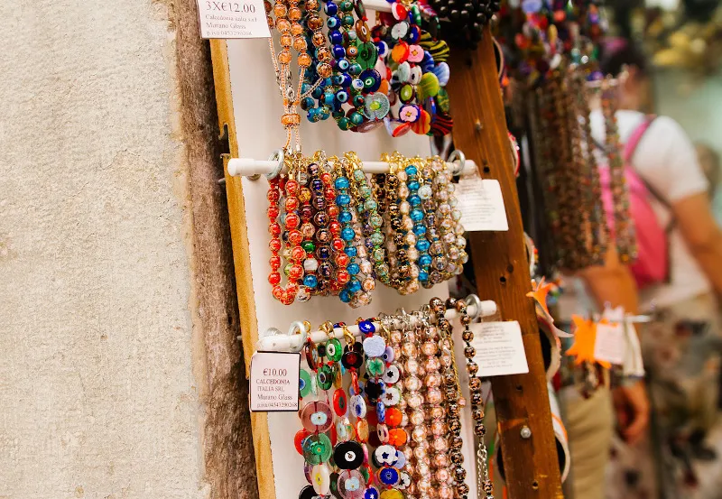 Biżuteria na stoisku w Wenecji