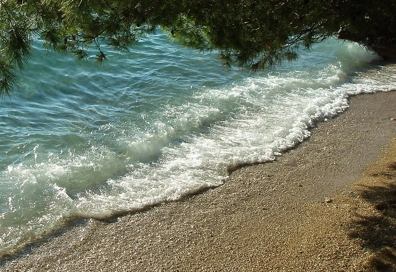 Chorwacja | Plaża Vrulja położona jest w malowniczej miejscowości Brela Chorwacja | Plaża Vrulja położona jest w malowniczej miejscowości Brela