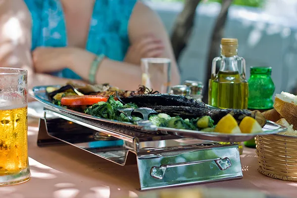 Chorwacja | W miasteczku znajduje się wiele restauracji, w których zjemy wyśmienite potrawy kuchni chorwackiej Chorwacja | W miasteczku znajduje się wiele restauracji, w których zjemy wyśmienite potrawy kuchni chorwackiej