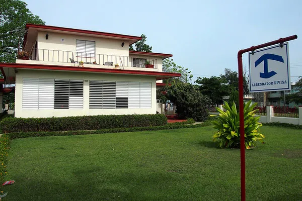 Kuba | Charakterystyczne oznaczenie legalnie wynajmowanego casa particular