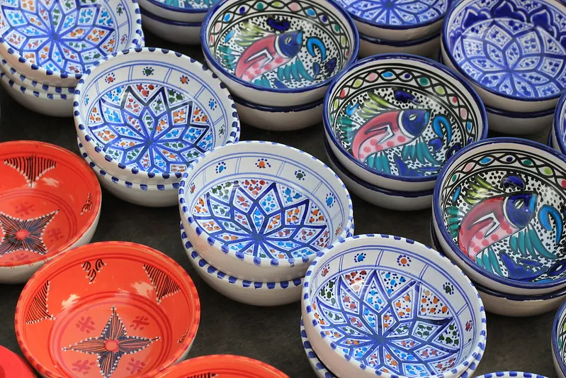 Tunezja | Ręcznie zdobiona ceramika na jednym z tunezyjskich bazarów Tunezja | Ręcznie zdobiona ceramika na jednym z tunezyjskich bazarów