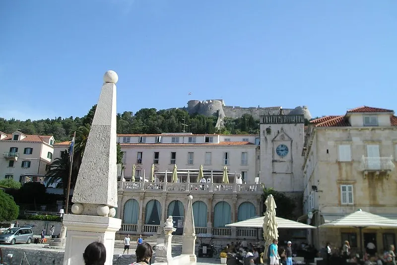 Chorwacja | Zabytki Hvaru - renesansowa loggia, wieża zegarowa, a w tle na wzgórzu - hiszpańska forteca Chorwacja | Zabytki Hvaru - renesansowa loggia, wieża zegarowa, a w tle na wzgórzu - hiszpańska forteca