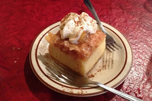 Cypr | Galaktoboureko z wyglądu przypomina nieco polską kremówkę Cypr | Galaktoboureko z wyglądu przypomina nieco polską kremówkę