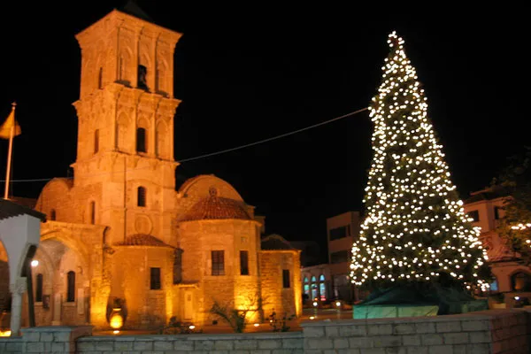 Cypr | Bożonarodzeniowe dekoracje w Larnace przed kościołem św. Łazarza Cypr | Bożonarodzeniowe dekoracje w Larnace przed kościołem św. Łazarza