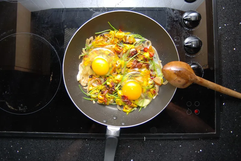 Cypr | W kuchni cypryjskiej często i na przeróżne sposoby wykorzystywane są jajka Cypr | W kuchni cypryjskiej często i na przeróżne sposoby wykorzystywane są jajka