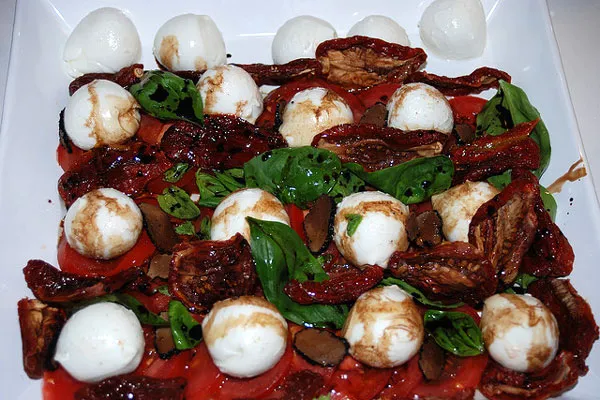 Cypr | Apetyczna sałatka z mozarellą i suszonymi pomidorami Cypr | Apetyczna sałatka z mozarellą i suszonymi pomidorami