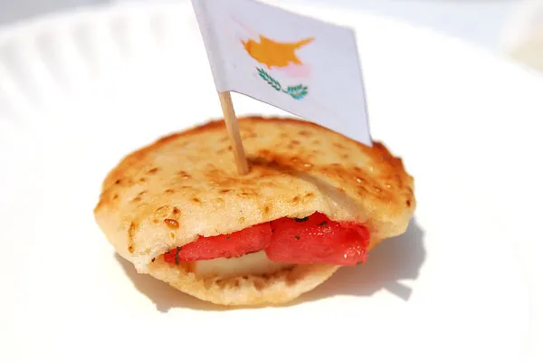 Cypr | Pita (pitta) faszerowana kawałkami arbuza i smażonym serem halloumi Cypr | Pita (pitta) faszerowana kawałkami arbuza i smażonym serem halloumi