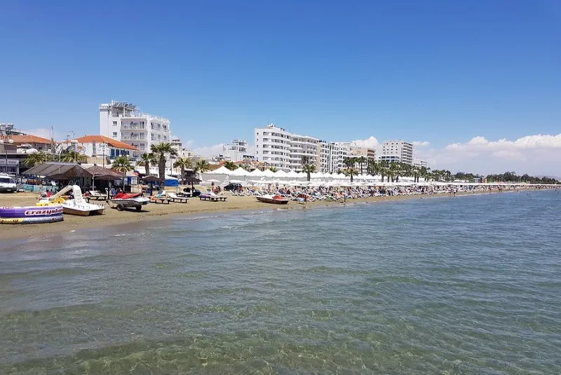 Cypr | Plaża Finikoudes – wiele osób uważa to miejsce za idealne do opalania, a mniej atrakcyjne dla miłośników pływania