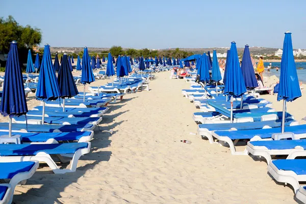 Cypr | Podczas wylegiwania sie na cypryjskiej plaży trzeba pamiętać o ochronie przed palącym słońcem Cypr | Podczas wylegiwania sie na cypryjskiej plaży trzeba pamiętać o ochronie przed palącym słońcem