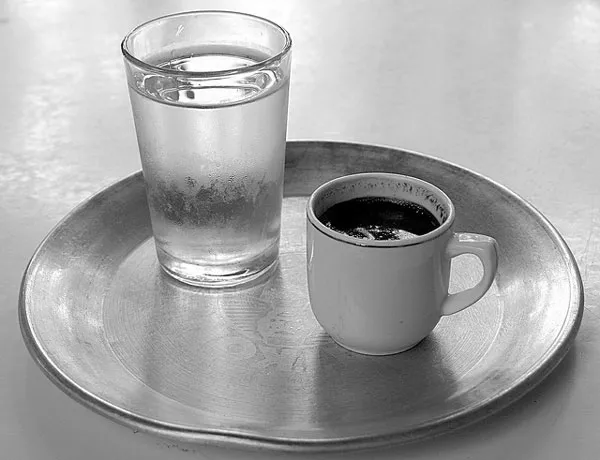 Cypr | Kawa na Cyprze podawana jest zwykle w małej filiżance wraz ze szklanką wody 