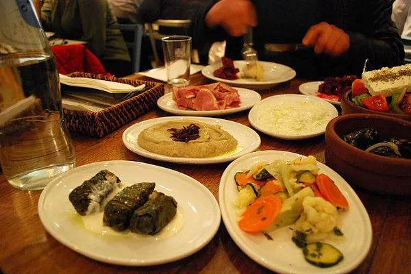 Cypr | Składniki mezé mogą być przeróżne, ale podstawowe zasady przyrządzania tej małej uczty są wszędzie bardzo podobne Cypr | Składniki mezé mogą być przeróżne, ale podstawowe zasady przyrządzania tej małej uczty są wszędzie bardzo podobne