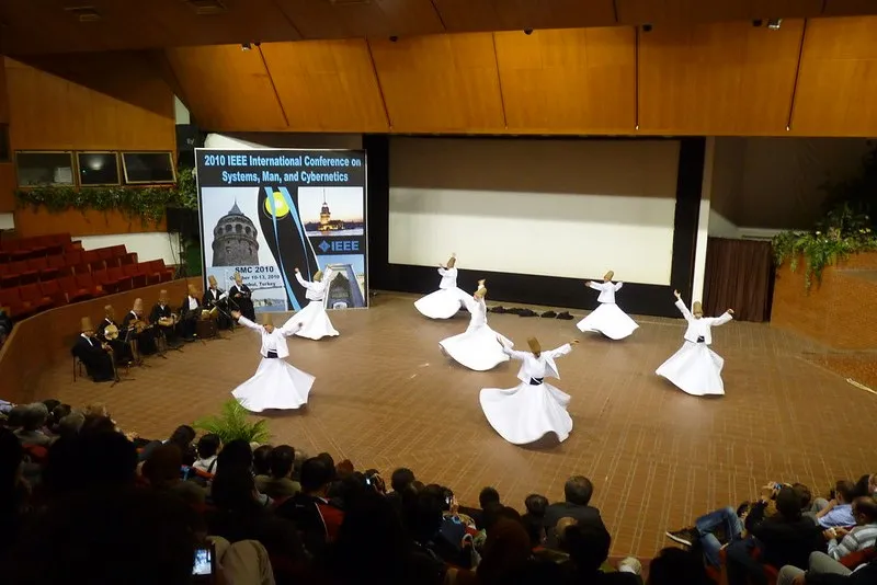 Turcja | Taniec derwiszów jest popularną atrakcją turystyczną