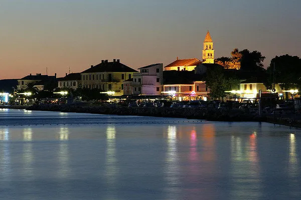 Chorwacja | Plaża Drazica położona jest zaledwie 10 minut spacerem od centrum Biogradu