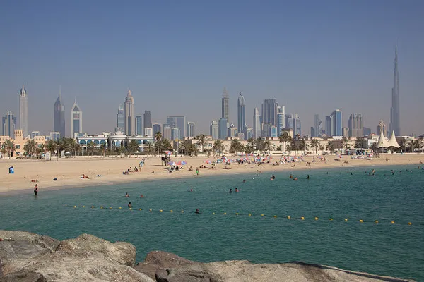Dubaj | Plaże publiczne w Dubaju bywają mocno zatłoczone, zwłaszcza w weekendy Dubaj | Plaże publiczne w Dubaju bywają mocno zatłoczone, zwłaszcza w weekendy