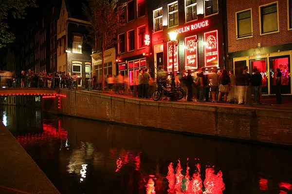 Holandia | Tłum gapiów na ulicy Czerwonych Latarni Holandia | Tłum gapiów na ulicy Czerwonych Latarni