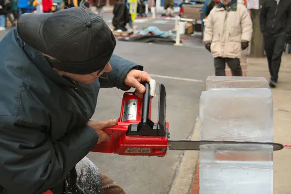 Ukraina | Lód bywa zaskakująco wdzięcznym materiałem rzeźbiarskim Ukraina | Lód bywa zaskakująco wdzięcznym materiałem rzeźbiarskim