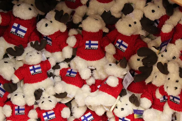 Finlandia | Na każdym stoisku sprzedawane są maskotki - łosie z flagą Finlandii Finlandia | Na każdym stoisku sprzedawane są maskotki - łosie z flagą Finlandii