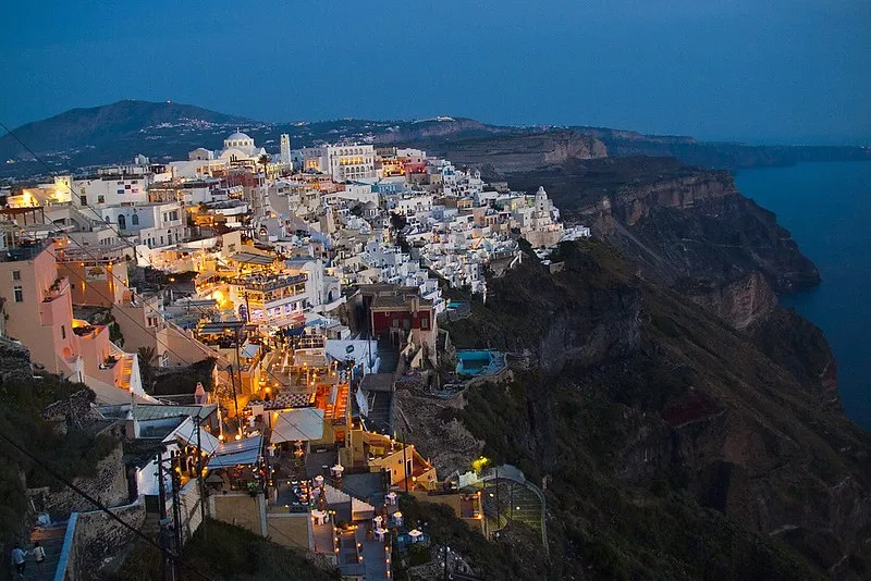 Santorini | Fira jest jednym z najpopularniejszych miasteczek na wyspie