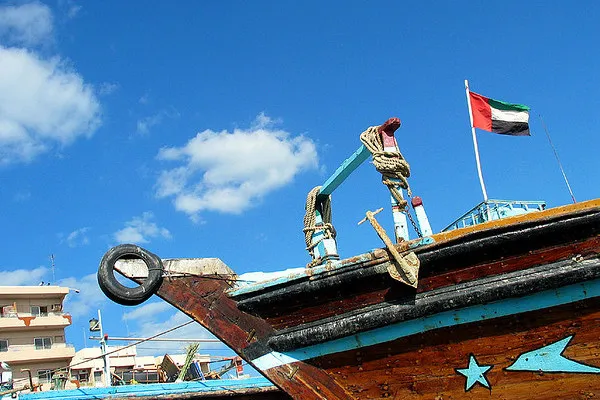 Dubaj | Flaga Dubaju jest prostokątna, o barwie czerwonej z białym pasem Dubaj | Flaga Dubaju jest prostokątna, o barwie czerwonej z białym pasem