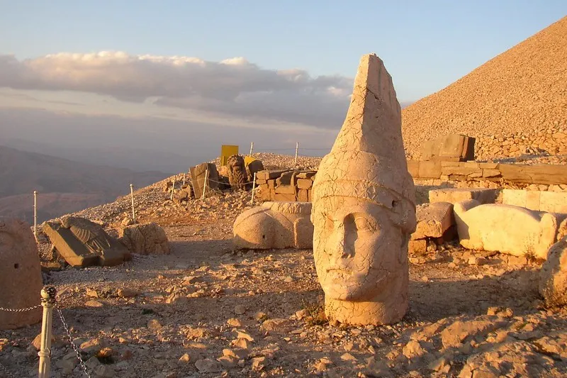 Turcja | Góra Nemrut w świetle zachodzącego słońca