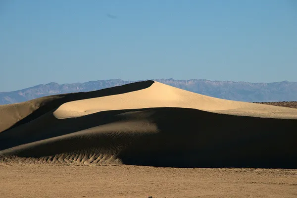 Tunezja | Wydmy na tle gór Atlas Tunezja | Wydmy na tle gór Atlas