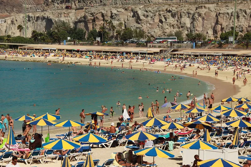 Gran Canaria | Zatłoczona plaża Playa Amadores 