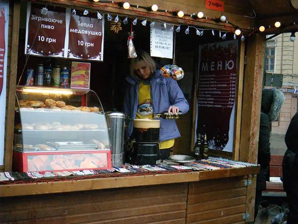 Ukraina | Na zimowym jarmarku nic nie rozgrzewa tak, jak wyśmienity grzaniec Ukraina | Na zimowym jarmarku nic nie rozgrzewa tak, jak wyśmienity grzaniec