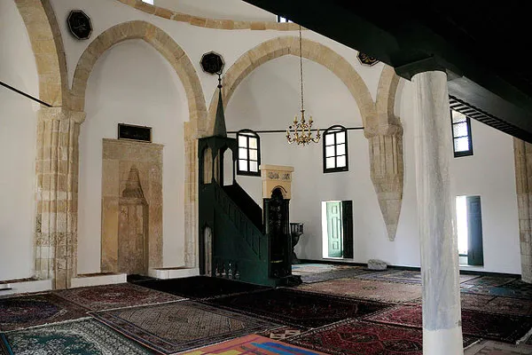 Cypr | Hala Sultan Tekke – wnętrze meczetu Cypr | Hala Sultan Tekke – wnętrze meczetu