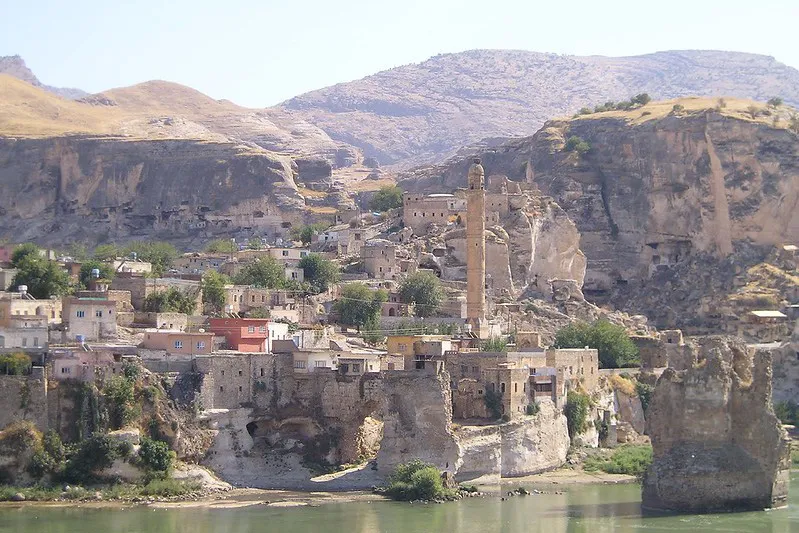 Turcja | Panorama miasta Hasankeyf z przecinającą je rzeką Tygrys jest wyjątkowym widokiem
