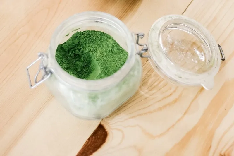 Egipt | Sproszkowana henna ma barwę zielonkawą