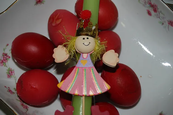 Cypr | Mieszkańcy Cypru malują pisanki na czerwono Cypr | Mieszkańcy Cypru malują pisanki na czerwono