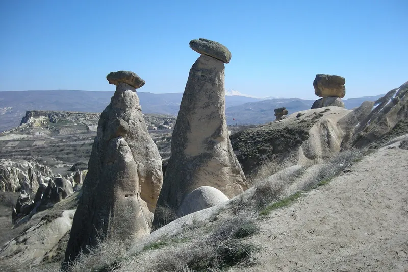 Turcja | Formacje skalne Kapadocji przybierają rozmaite kształty, m.in. grzybów, stożków czy głów ubranych w kapelusze