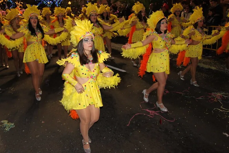 Portugalia | Głównymi arteriami miasta płyną tłumy barwnych przebierańców Portugalia | Głównymi arteriami miasta płyną tłumy barwnych przebierańców