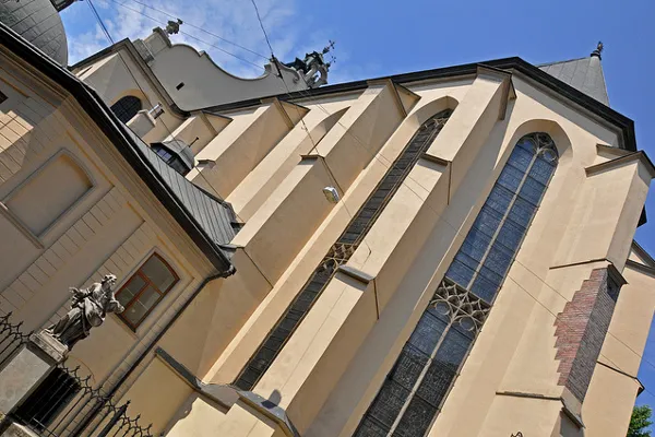 Ukraina | Katedrę otaczają posągi świętych, które są pozostałością po dawnym cmentarzu Ukraina | Katedrę otaczają posągi świętych, które są pozostałością po dawnym cmentarzu