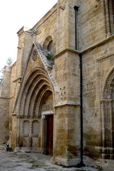 Cypr | Do katedry, a obecnie meczetu, można wejść zachowując odpowiedni szacunek i powagę jakich to miejsce wymaga Cypr | Do katedry, a obecnie meczetu, można wejść zachowując odpowiedni szacunek i powagę jakich to miejsce wymaga